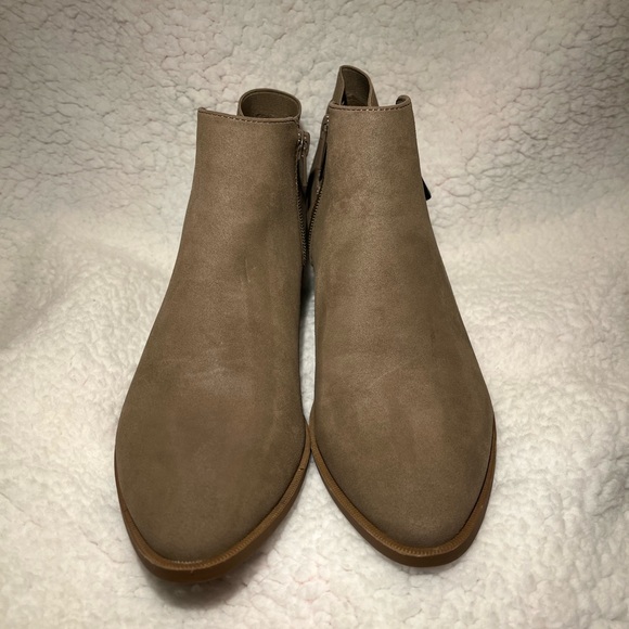 Simply Vera Vera Wang Shoes - NWOT-Womens Vera Wang Taupe Booties